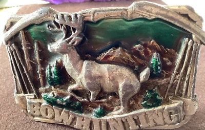 FIVELA DE CINTO VINTAGE 1983 caça arco esmalte metal veado bergamota latão funciona 3D - Imagem 1 de 4