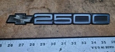 Chevy Silverado 2500 1995-2000 emblema GM 96 97 98 99 Chevrolet  Foto 1 de 4
