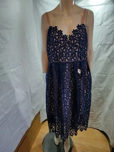 CHI CHI dunkelblaues Kleid Häkelspitze über Satin Träger unterhalb des Knies Gr. 18 NEU - Bild 1 von 4
