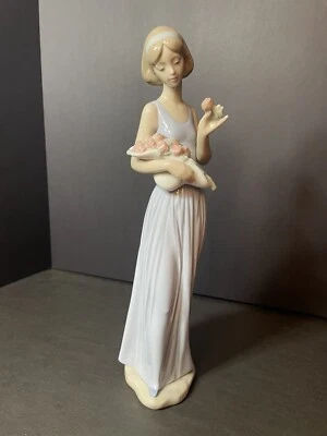 Nao by Lladro Porcelain My Little Bouquet. #1350 Handmade in Spain Woman Flowers - Image 1 of 4