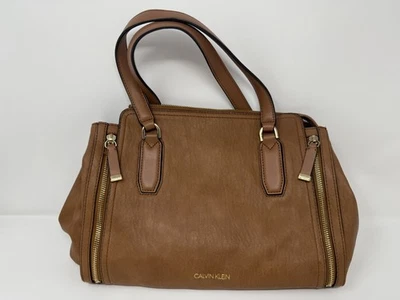 Cartera de mano Calvin Klein Elaine Bubble Lamb, cuero vegano caramelo Foto 1 de 4