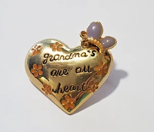 "Pin dorado ""Grandma's are all heart" - Imagen 1 de 2