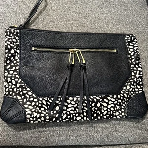 BORSA A MANO IN PELLE LEOPARDATA NERA SANCTUARY NUOVISSIMA accenti capelli di cavallo. - Foto 1 di 11