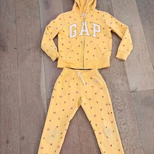 Girls GAP Logo Hoodie and Pants Sweatsuit Warm Outfit Yellow Wildflowers Sz 6-7 - Picture 1 of 5