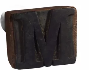 Timbro a mano vintage lettera maiuscola M gomma manico legno 1 1/4” taglio a mano B43 - Foto 1 di 4