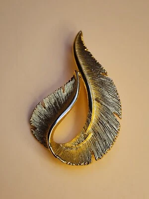 65 Yr Old Vtg SARAH COVENTRY Signed Brushed Gold Tone Feather Leaf Brooch Pin - Image 1 of 4