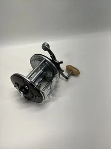 VINTAGE PENN PEER 209 FISHING REEL VERY NICE CLEN REEL LOOK 👀👀BURGUNDY COLOR - Picture 1 of 23