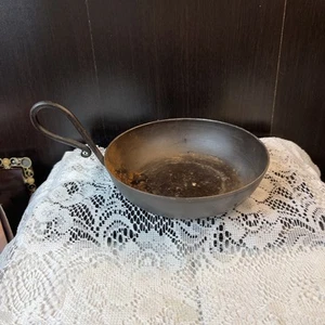 Piatto portacandele rustico in metallo casetta primitiva 6 in diam - Foto 1 di 4