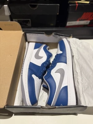 Talla 9.5 Hombre - Air Jordan 1 Low True Blue Cement 553558-412 Caja Dañada Foto 1 de 4