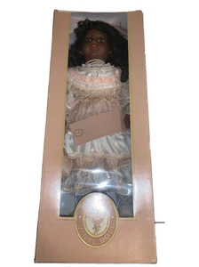 Tuss 22" ROCHELLE DOLL & STAND abito afroamericano pizzo borsa perle SCATOLA etichette - Foto 1 di 8