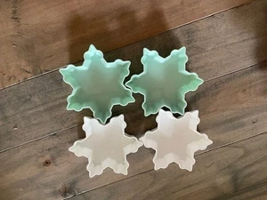 Juego de 4 cuencos en forma de copo de nieve, verde y blanco, plástico de 5" de diámetro x 1" de alto - Imagen 1 de 2