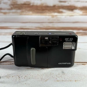 Olympus AF-10 Quartz Data 35 mm fotocamera pellicola nera messa a fuoco automatica punto e scatto - Foto 1 di 5