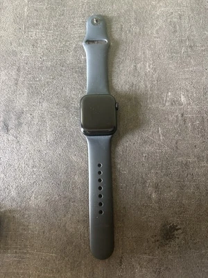 Apple Watch SE 40mm Grigio Siderale Alluminio Cassa con Nero Cinturino Sport... - Immagine 1 di 2