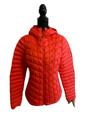 Jaqueta com capuz Marmot feminina sem penas pequena vermelha escarlate nova sem etiquetas acolchoada externa - Imagem 1 de 4