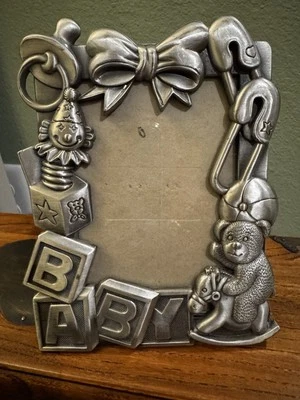 Винтажная оловянная серебряная металлическая ДЕТСКАЯ ФОТОРАМКА для 3,5 x 5 дюймов б/у в отличном состоянии - Изображение 1 из 4