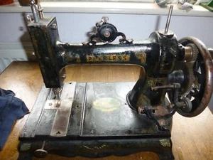 Máquina de coser blanca de punto de cerradura sin igual vintage antigua manivela bobina larga - Imagen 1 de 5