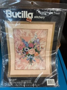 Nuovo kit cucitura Bucilla ricamo primavera tessuto stampato floreale 14" x 17" BV10 - Foto 1 di 5
