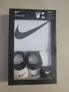 Nike Swoosh 3-teiliges Box Set Einteiler, Mütze, Stiefeletten Neugeborene 6-12 Monate weiß - Bild 1 von 3