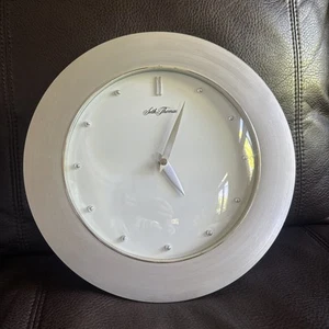 SETH THOMAS QUARZ WANDUHR. Silberfarben mit weißem Hintergrund. - Bild 1 von 9