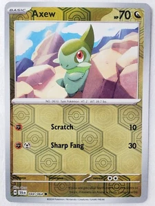 REVERSE HOLO Axew 044/064 NM/M - Tarjeta Pokémon Fábula Cubierta - Arte Orca - Imagen 1 de 2