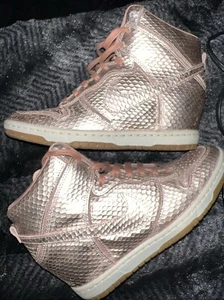 Talla 7- Nike Dunk Sky Hi Metálico Rojo Bronce Cuña Oculta Piel de Serpiente. Suela de goma - Imagen 1 de 8