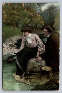 Romanisches Paar sitzt am Fluss Frau zieht ihren Schuh aus alte Postkarte 1900er - Bild 1 von 3