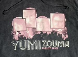 Yumi Zouma Present Tense Concert Sudadera con Capucha Letra Sudadera Camisa Nueva Zelanda Raro - Imagen 1 de 8