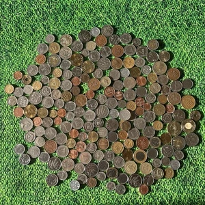 Enorme lotto di monete estere euro, pence, pesos e altra valuta estera - Foto 1 di 19