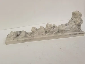 Estatuilla estatua esquimal inuit Pearlite Marblecraft con 3 perros de trineo - Imagen 1 de 7