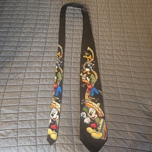 Mickey Unlimited Herren Krawatte 3 Caballeros Mickey Mouse Goofy Pluto Schwarz. A - Bild 1 von 9