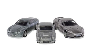 Corgi JAMES BOND ASTON MARTIN COLLECT.V12 VANQUISH 85 mm-DB5 85 mm-DBS 85 mm - Foto 1 di 1