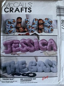"Almohadas rellenas letras alfabeto de relleno de 13"" sin cortar con patrón de decoración del hogar McCall's - Imagen 1 de 4