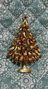 Broche de árbol de Navidad vintage firmado tono oro blanco pedrería 2,5" - Imagen 1 de 4