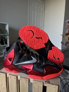 Nike LeBron 11 Away 616175-001 Talla 13 - Para hombres Negro/Rojo Miami Heat Lakers Cavs - Imagen 1 de 6