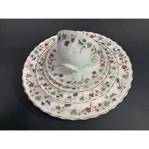 China de hueso Royal Doulton Canterbury 5 piezas de ajuste de lugar - Imagen 1 de 6
