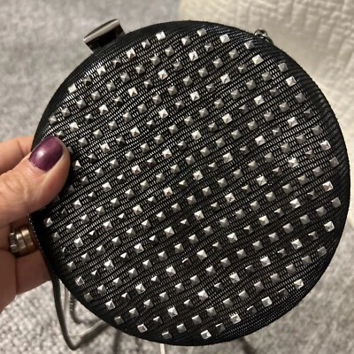 Impresionante bolso bandolera redondo Judith Leiber de cuero negro con tachuelas Foto 1 de 4