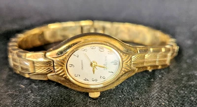 Reloj de pulsera Waltham Diamante para mujer tono dorado necesita batería Foto 1 de 4