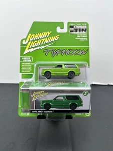 Lata de almacenamiento de coleccionista Johnny Lightning 2025 1992 GMC Typhoon verde versión B - Imagen 1 de 4