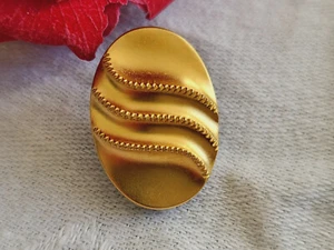 Bouton ancien en verre or doré 1,5 cm sur 2,1 vintage ovale relief  G4K - Picture 1 of 3