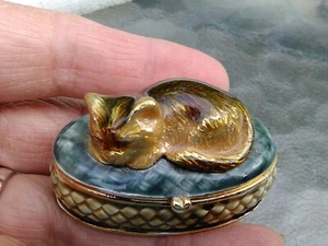 VTG MONET BROWN ENAMELED KITTY CAT SLEEPING ON BLUE BED TRINKET BOX Magnetic 2” - Picture 1 of 5