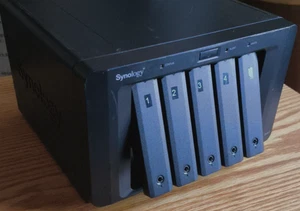 Unité d'extension Synology DX513 - Photo 1/5