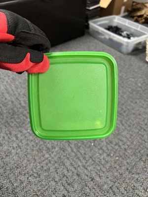 Contenedor cuadrado de plástico Ikea con tapa verde Foto 1 de 4