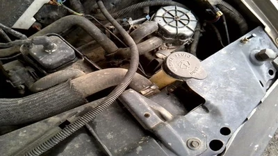 Used Washer Fluid Reservoir fits: 1998 Chevrolet Suburban 1500  Grade A Foto 1 de 4