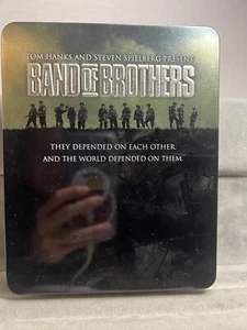 Band of Brothers 6 Disc DVD Set in Collectible Metal Tin Complete Tom Hank HBO - Imagen 1 de 9
