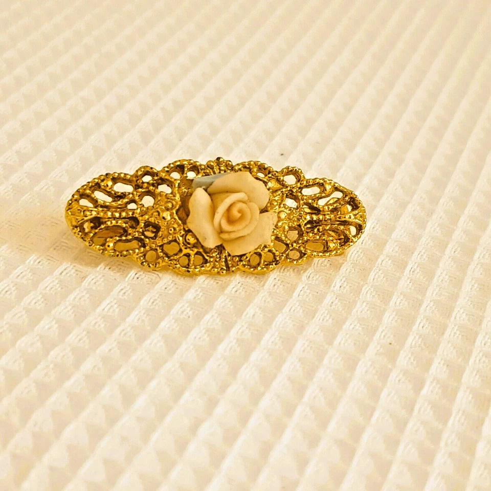 Broche rosa filigrana de porcelana 1928 delicado tono dorado trabajo abierto prendedor de flores Foto 1 de 4