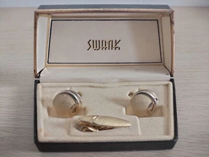 Vintage Cuff-links and Tie Clip Etched Gold Tone Swank Original Case - Bild 1 von 6