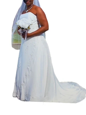 White with floral Michel Angelo polyester wedding gown with gold pattern size 16 - Image 1 of 4