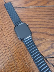 Apple Watch Series 9 45 mm acier inoxydable graphite avec bracelets - Photo 1 sur 4