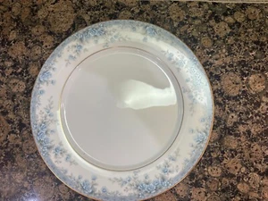 Piatto Noritake Avalon 10,5" piatto bianco con fiori blu - Foto 1 di 4