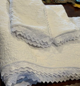 Laura Ashley Quilt Bettdecke Decke & Kissenbezüge weiß Häkelborte Baumwolle 92"x 88" - Bild 1 von 13
